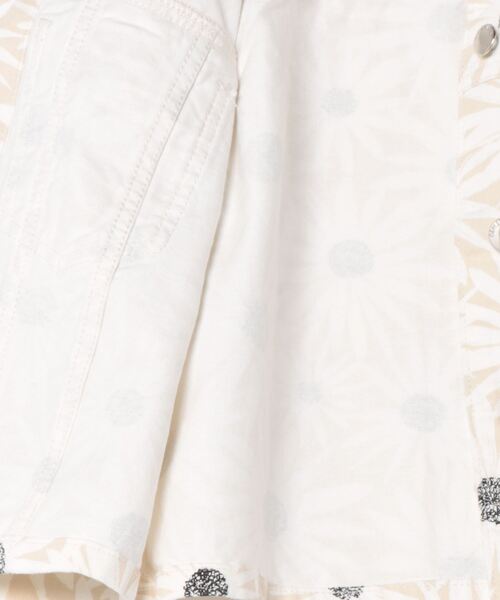 BENETTON (UNITED COLORS OF BENETTON)（ベネトンユナイテッドカラーズオブベネトン）の「花柄プリントクロップド丈カラーデニムジャケット（デニムジャケット・レディース・アイボリー/ラベンダー/ブルー・XX-SMALL/X-SMALL/SMALL/MEDIUM/LARGE）」の15枚目の写真