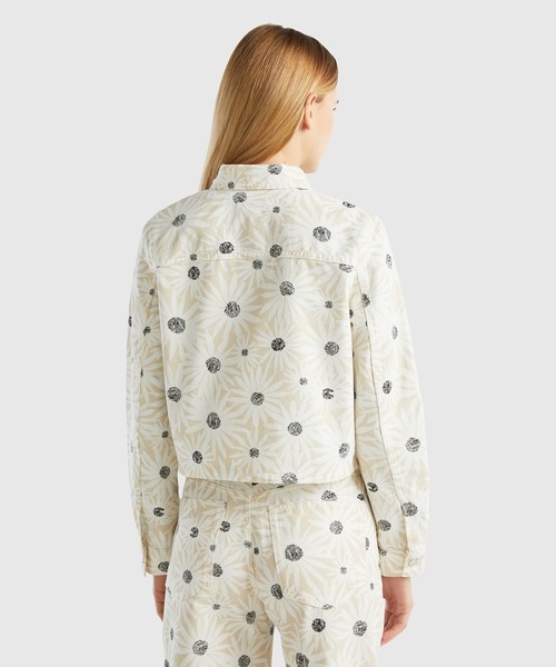 BENETTON (UNITED COLORS OF BENETTON)（ベネトンユナイテッドカラーズオブベネトン）の「花柄プリントクロップド丈カラーデニムジャケット（デニムジャケット・レディース・アイボリー/ラベンダー/ブルー・XX-SMALL/X-SMALL/SMALL/MEDIUM/LARGE）」の4枚目の写真