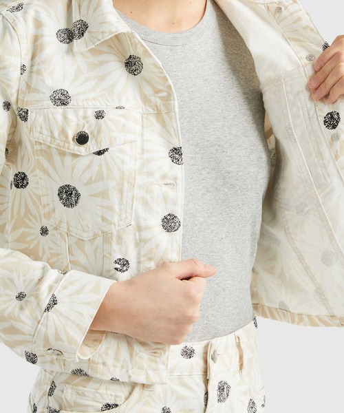 BENETTON (UNITED COLORS OF BENETTON)（ベネトンユナイテッドカラーズオブベネトン）の「花柄プリントクロップド丈カラーデニムジャケット（デニムジャケット・レディース・アイボリー/ラベンダー/ブルー・XX-SMALL/X-SMALL/SMALL/MEDIUM/LARGE）」の6枚目の写真