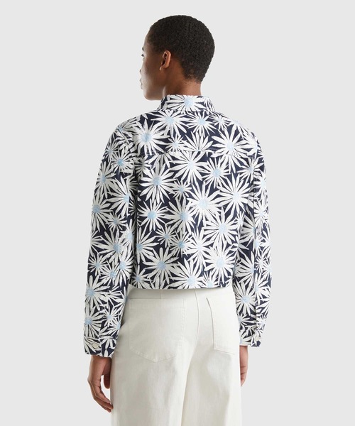 BENETTON (UNITED COLORS OF BENETTON)（ベネトンユナイテッドカラーズオブベネトン）の「花柄プリントクロップド丈カラーデニムジャケット（デニムジャケット・レディース・アイボリー/ラベンダー/ブルー・XX-SMALL/X-SMALL/SMALL/MEDIUM/LARGE）」の16枚目の写真