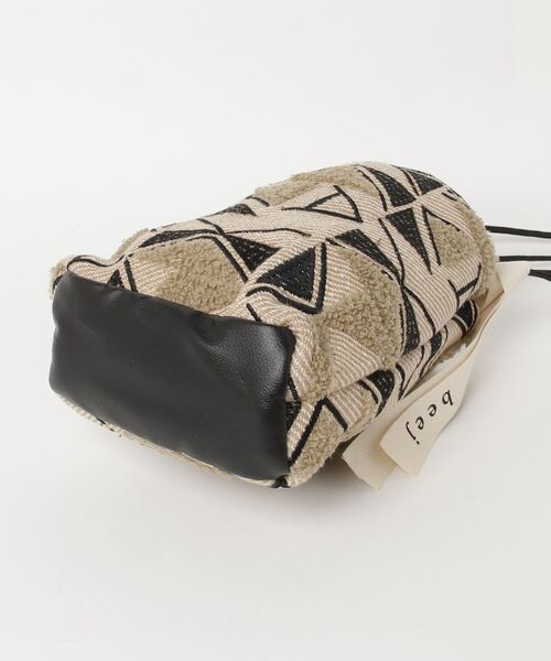 beej（ビージ）の「beej drawstring emb bag（ハンドバッグ・レディース・ブラック/ベージュ・FREE）」の4枚目の写真