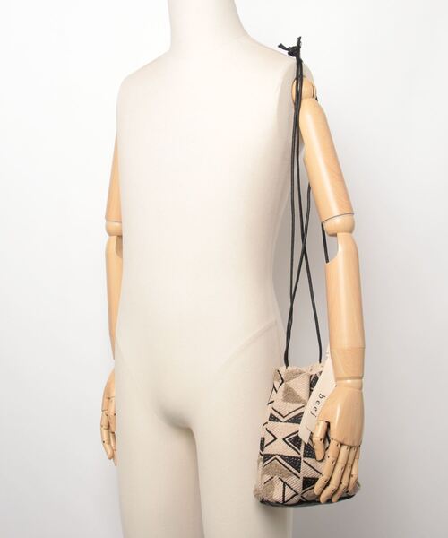 beej（ビージ）の「beej drawstring emb bag（ハンドバッグ・レディース・ブラック/ベージュ・FREE）」の6枚目の写真