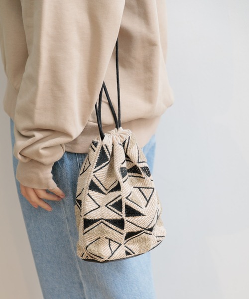 beej（ビージ）の「beej drawstring emb bag（ハンドバッグ・レディース・ブラック/ベージュ・FREE）」の9枚目の写真