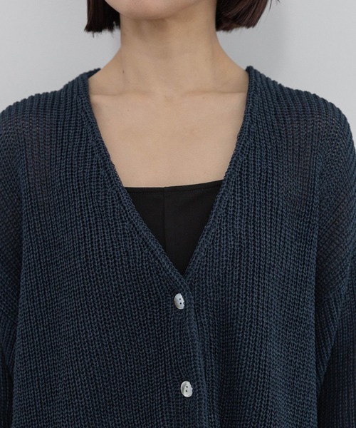 e/rm(イーアールエム)の「【e/rm】ワシニットVネックカーディガン(カーディガン/ボレロ・レディース・オフホワイト/チャコールグレー/ネイビー/イエロー系その他・FREE)」の15枚目の写真