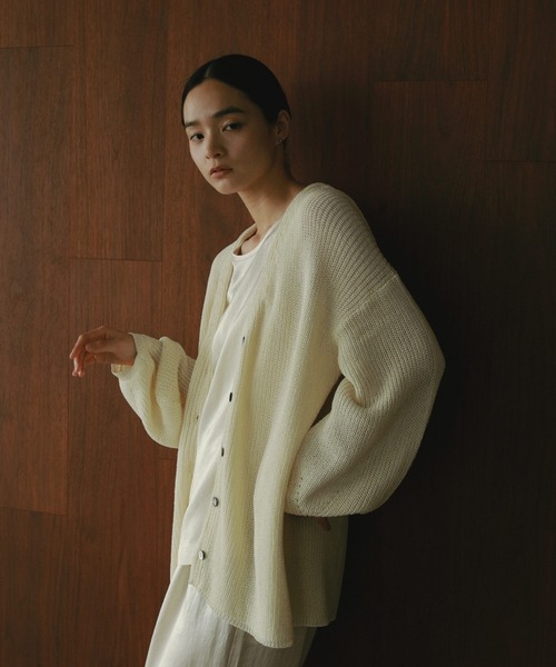 e/rm(イーアールエム)の「【e/rm】ワシニットVネックカーディガン(カーディガン/ボレロ・レディース・オフホワイト/チャコールグレー/ネイビー/イエロー系その他・FREE)」の22枚目の写真