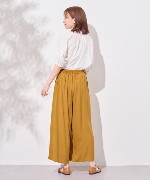 Viola e Viola(ヴィオラエヴィオラ)の「接触冷感美脚ワイドパンツ(その他パンツ・レディース・ブラック/ターコイズブルー/イエロー/モカ・MEDIUM/LARGE)」の15枚目の写真
