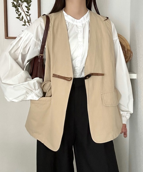 Cham.（チャム）の「ノーカラーデザインベスト（ベスト・レディース・ブラウン/ベージュ・F）」の2枚目の写真