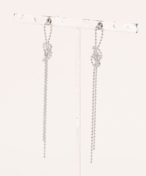 LOWRYS FARM（ローリーズファーム）の「ボールチェーンムスビピアス 150538（イヤリング・レディース・グレー/ベージュ・FREE）」の2枚目の写真