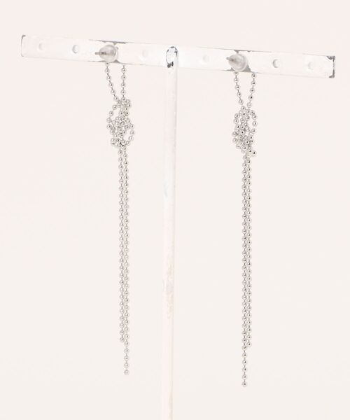 LOWRYS FARM（ローリーズファーム）の「ボールチェーンムスビピアス 150538（イヤリング・レディース・グレー/ベージュ・FREE）」の3枚目の写真