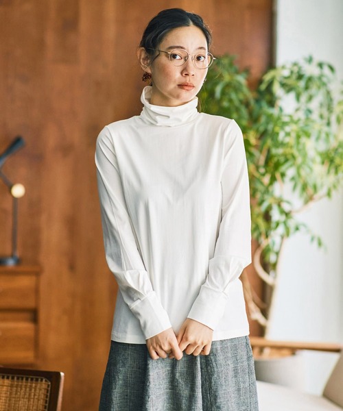 and myera（アンド マイラ）の「ａｎｄ　ｍｙｅｒａ　肌ざわりのいいタートル（Tシャツ/カットソー・レディース・ブラウン/ブラック/ホワイト・L/M/LL/S）」の2枚目の写真