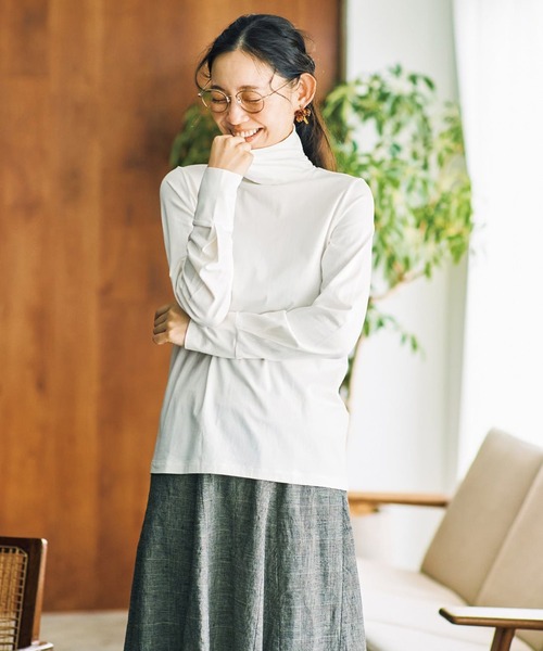 and myera（アンド マイラ）の「ａｎｄ　ｍｙｅｒａ　肌ざわりのいいタートル（Tシャツ/カットソー・レディース・ブラウン/ブラック/ホワイト・L/M/LL/S）」の4枚目の写真