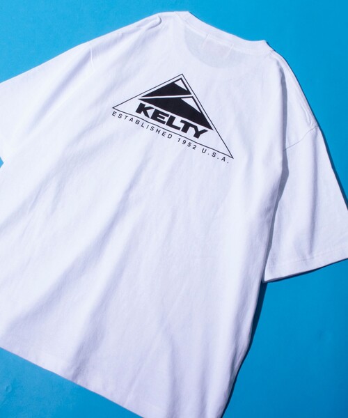 KELTY(ケルティ)の「【KELTY×GLOSTER】別注 ケルティワンポイントワッペン バックプリントTシャツ(Tシャツ/カットソー・メンズ・ホワイト/チャコールグレー/アッシュグレー/ブラック/ブルー・S/M/L)」の2枚目の写真
