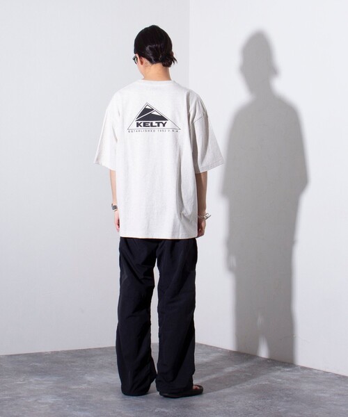 KELTY(ケルティ)の「【KELTY×GLOSTER】別注 ケルティワンポイントワッペン バックプリントTシャツ(Tシャツ/カットソー・メンズ・ホワイト/チャコールグレー/アッシュグレー/ブラック/ブルー・S/M/L)」の20枚目の写真