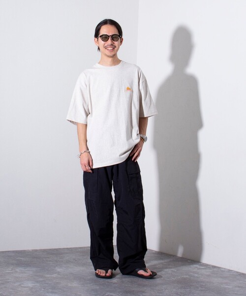 KELTY(ケルティ)の「【KELTY×GLOSTER】別注 ケルティワンポイントワッペン バックプリントTシャツ(Tシャツ/カットソー・メンズ・ホワイト/チャコールグレー/アッシュグレー/ブラック/ブルー・S/M/L)」の21枚目の写真
