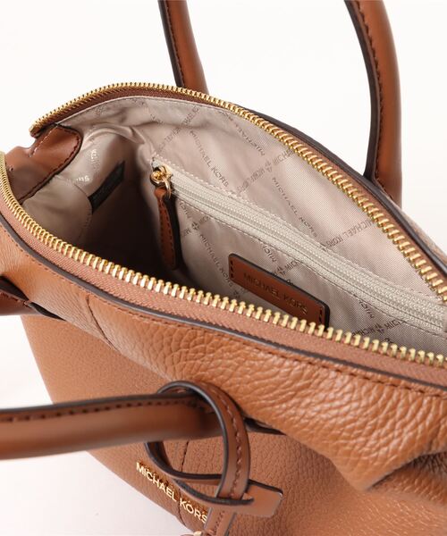MICHAEL KORS（マイケルコース）の「HYDE ぺブル サッチェル スモール（ハンドバッグ・レディース・ブラウン系・FREE）」の4枚目の写真
