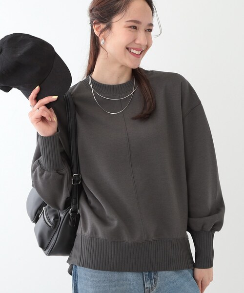 SHOO・LA・RUE(シューラルー)の「【洗える/S-LL】長めのリブでお袖すっきり 異素材トップス(Tシャツ/カットソー・レディース・グリーン系/チャコールグレー/ナチュラル・01/02/03/04)」の1枚目の写真