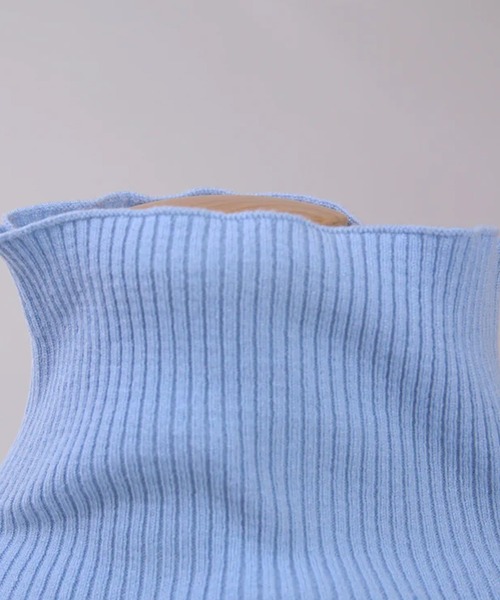 merrylatte（メリーラテ）の「袖ボタンタートルネックリブニット（ニット/セーター・レディース・ライトブルー・FREE）」の6枚目の写真