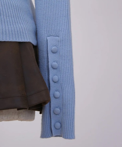 merrylatte（メリーラテ）の「袖ボタンタートルネックリブニット（ニット/セーター・レディース・ライトブルー・FREE）」の7枚目の写真