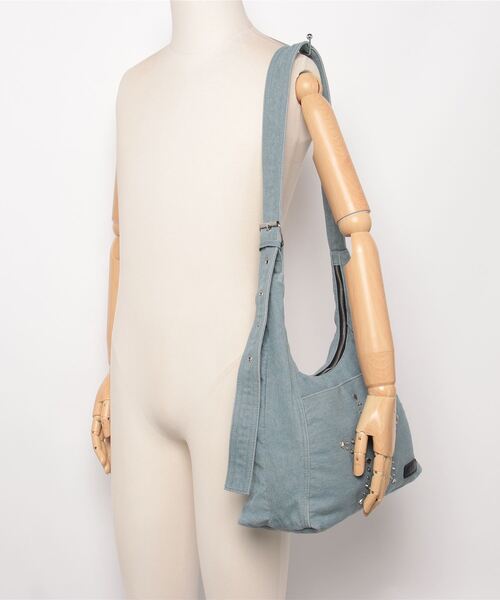 X-girl（エックスガール）の「STUDDED DENIM SHOULDER BAG（ショルダーバッグ・レディース・ブラック/ライトインディゴブルー・ONE SIZE）」の18枚目の写真