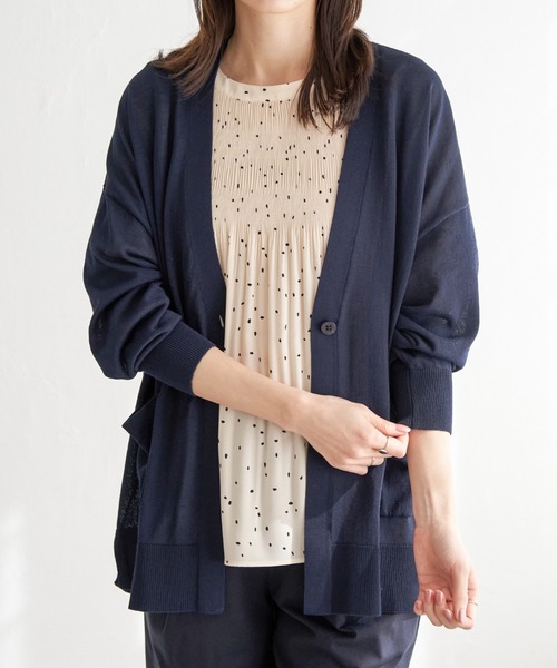 ikka（イッカ）の「【洗える】さらっとVネックカーディガン（カーディガン/ボレロ・レディース・クリアイエロー/チャコールグレー/オフホワイト/ライトグレー/ネイビー・M/L/S）」の4枚目の写真