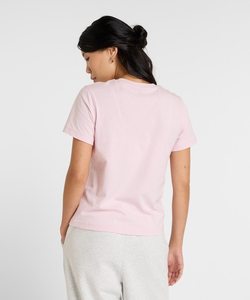 NEW BALANCE(ニューバランス)の「Sport Essentials Stacked Logo ショートスリーブTシャツ(Tシャツ/カットソー・レディース・スモークピンク/ライトブルー/ライトカーキ・LARGE/MEDIUM/SMALL)」の15枚目の写真