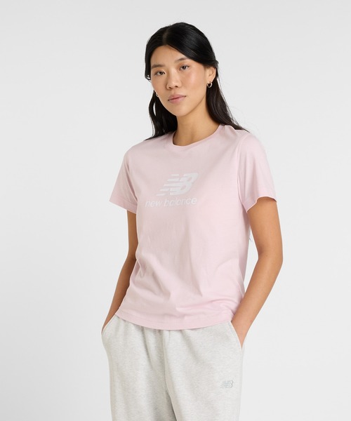 NEW BALANCE スホツエッセンシャルロコフリントTシャツ New Balance｜Sport Essentials Stacked Logo ショートスリーブT