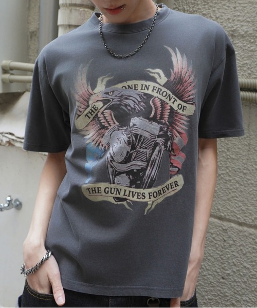 SPINNS(スピンズ)の「ピグメント加工プリントTシャツ/レトロモーター/短丈/古着風(Tシャツ/カットソー・メンズ・ブラック/カーキ・ONESIZE)」の1枚目の写真