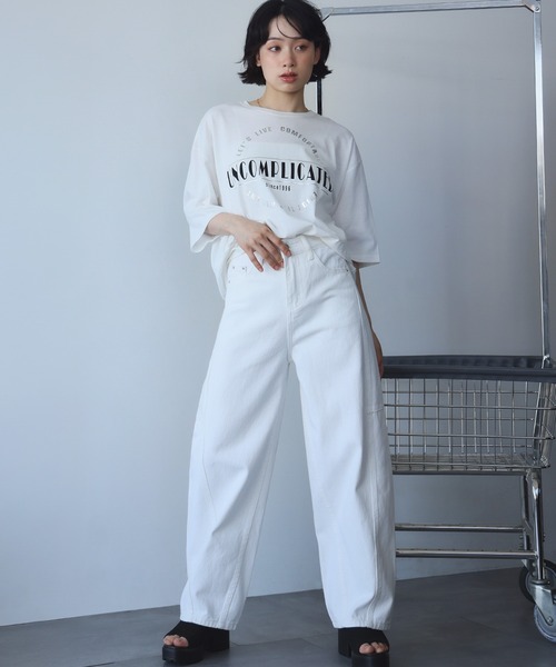 Ampirula(アンピルーラ)の「バレルレッグサイド切替デニムパンツ(デニムパンツ・レディース・ホワイト/ブルー・S/M)」の4枚目の写真