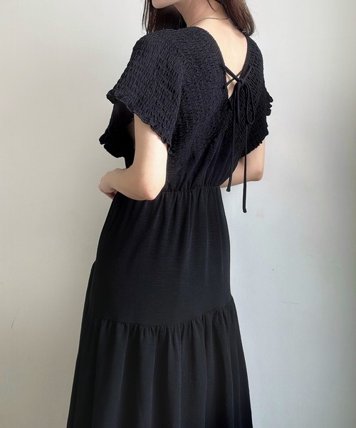 Meiru(メイル)の「肩シャーリングティアードワンピース(ワンピース・レディース・アイボリー/ブラック/チャコール・SMALL/LARGE/MEDIUM)」の14枚目の写真