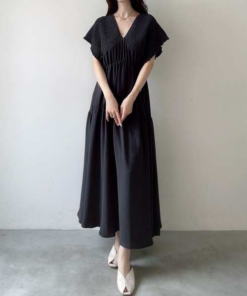 Meiru(メイル)の「肩シャーリングティアードワンピース(ワンピース・レディース・アイボリー/ブラック/チャコール・SMALL/LARGE/MEDIUM)」の15枚目の写真