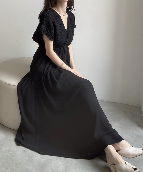Meiru(メイル)の「肩シャーリングティアードワンピース(ワンピース・レディース・アイボリー/ブラック/チャコール・SMALL/LARGE/MEDIUM)」の16枚目の写真