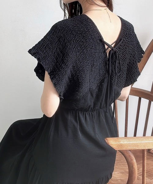Meiru(メイル)の「肩シャーリングティアードワンピース(ワンピース・レディース・アイボリー/ブラック/チャコール・SMALL/LARGE/MEDIUM)」の17枚目の写真