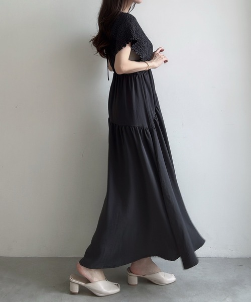 Meiru(メイル)の「肩シャーリングティアードワンピース(ワンピース・レディース・アイボリー/ブラック/チャコール・SMALL/LARGE/MEDIUM)」の18枚目の写真