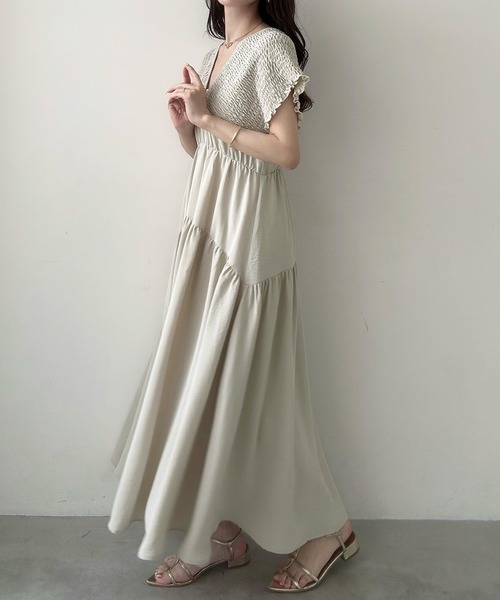 Meiru(メイル)の「肩シャーリングティアードワンピース(ワンピース・レディース・アイボリー/ブラック/チャコール・SMALL/LARGE/MEDIUM)」の19枚目の写真