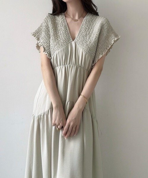 Meiru(メイル)の「肩シャーリングティアードワンピース(ワンピース・レディース・アイボリー/ブラック/チャコール・SMALL/LARGE/MEDIUM)」の20枚目の写真