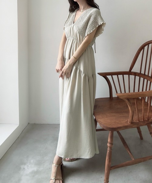 Meiru(メイル)の「肩シャーリングティアードワンピース(ワンピース・レディース・アイボリー/ブラック/チャコール・SMALL/LARGE/MEDIUM)」の13枚目の写真