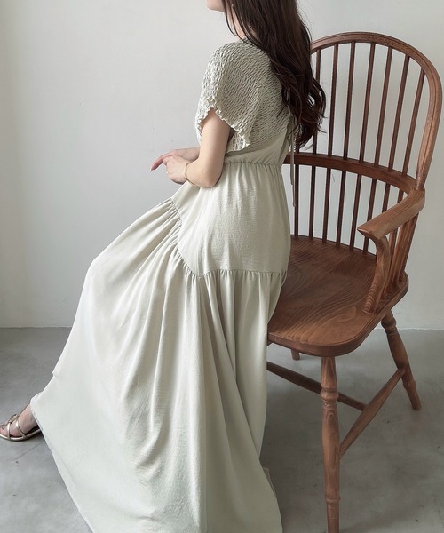 Meiru(メイル)の「肩シャーリングティアードワンピース(ワンピース・レディース・アイボリー/ブラック/チャコール・SMALL/LARGE/MEDIUM)」の5枚目の写真