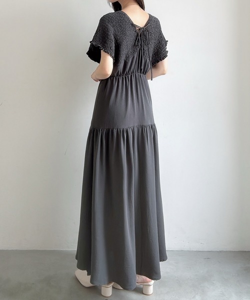 Meiru(メイル)の「肩シャーリングティアードワンピース(ワンピース・レディース・アイボリー/ブラック/チャコール・SMALL/LARGE/MEDIUM)」の7枚目の写真