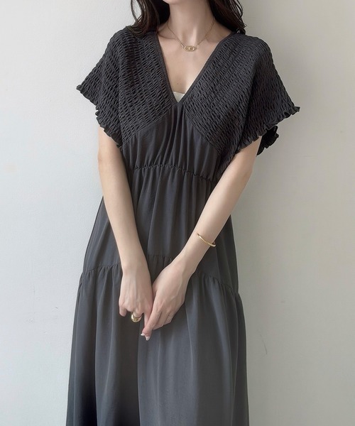 Meiru(メイル)の「肩シャーリングティアードワンピース(ワンピース・レディース・アイボリー/ブラック/チャコール・SMALL/LARGE/MEDIUM)」の8枚目の写真