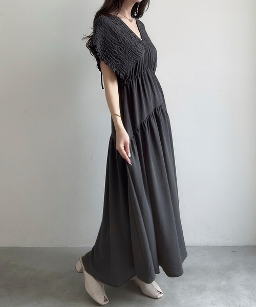 Meiru(メイル)の「肩シャーリングティアードワンピース(ワンピース・レディース・アイボリー/ブラック/チャコール・SMALL/LARGE/MEDIUM)」の9枚目の写真