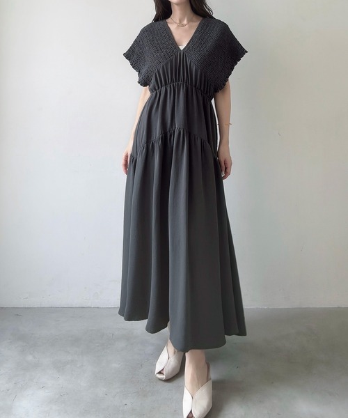 Meiru(メイル)の「肩シャーリングティアードワンピース(ワンピース・レディース・アイボリー/ブラック/チャコール・SMALL/LARGE/MEDIUM)」の10枚目の写真