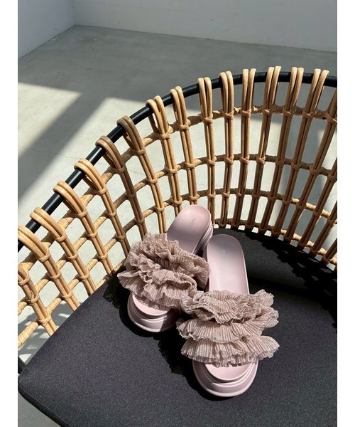 SNIDEL（スナイデル）の「フリルサンダル（サンダル・レディース・アイボリー/ブラック/ピンクベージュ・SMALL/MEDIUM）」の5枚目の写真