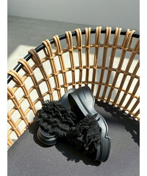 SNIDEL（スナイデル）の「フリルサンダル（サンダル・レディース・アイボリー/ブラック/ピンクベージュ・SMALL/MEDIUM）」の7枚目の写真