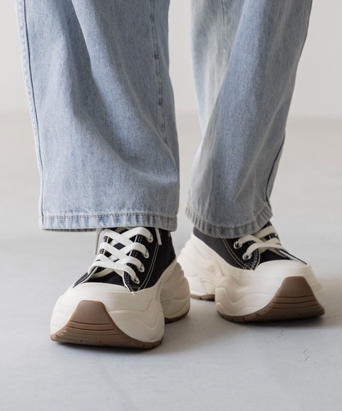 CONVERSE(コンバース)の「CONVERSE / コンバース SURGETRAINER HI 厚底 ハイカットスニーカー オールスター サージトレーナー(スニーカー・レディース・ブルー系/ブラック・23.5cm/22.5cm/24.0cm/23.0cm/26.5cm/25.5cm/24.5cm/22.0cm/26.0cm/25.0cm)」の17枚目の写真