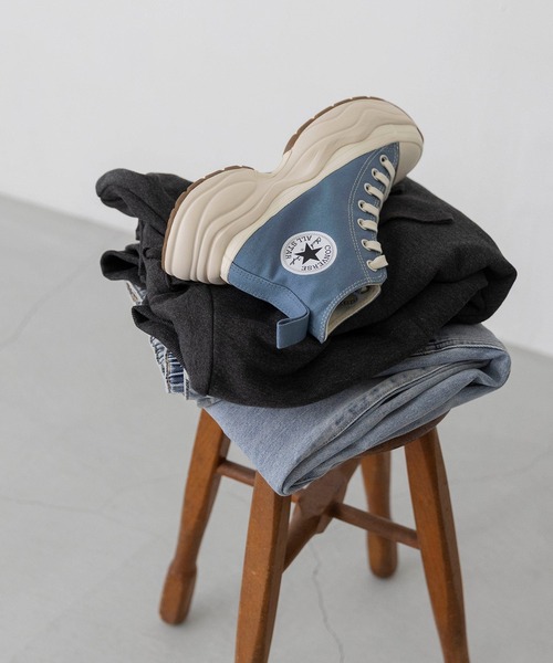 CONVERSE(コンバース)の「CONVERSE / コンバース SURGETRAINER HI 厚底 ハイカットスニーカー オールスター サージトレーナー(スニーカー・レディース・ブルー系/ブラック・23.5cm/22.5cm/24.0cm/23.0cm/26.5cm/25.5cm/24.5cm/22.0cm/26.0cm/25.0cm)」の6枚目の写真