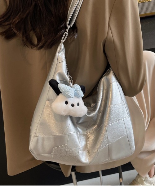 FREE STYLISTS（フリー スタイリスト）の「Y2K パッチワーク風パターン チャーム付きショルダーバッグ 《通勤・通学に！》（ショルダーバッグ・レディース・ホワイト/ブラウン/ブラック/シルバー・FREE）」の4枚目の写真