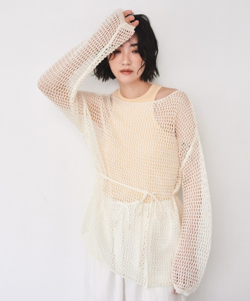 FMiBL（ファミル）の「かぎ編みオーバーサイズトップス（Tシャツ/カットソー・レディース・マスタード/ホワイト/ブルー・FREE）」の5枚目の写真