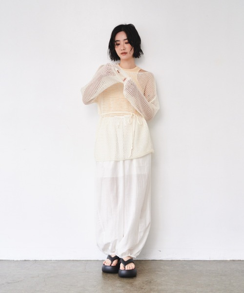 FMiBL（ファミル）の「かぎ編みオーバーサイズトップス（Tシャツ/カットソー・レディース・マスタード/ホワイト/ブルー・FREE）」の11枚目の写真