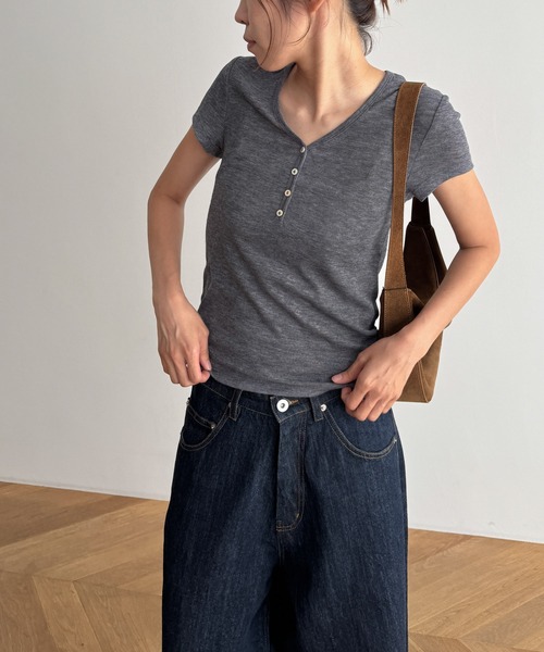 CANAL JEAN（キャナルジーン）の「El mar　レーヨン混ヘンリーTシャツ（Tシャツ/カットソー・レディース・ホワイト/ネイビー/ブラック/チャコールグレー・ONE SIZE）」の3枚目の写真