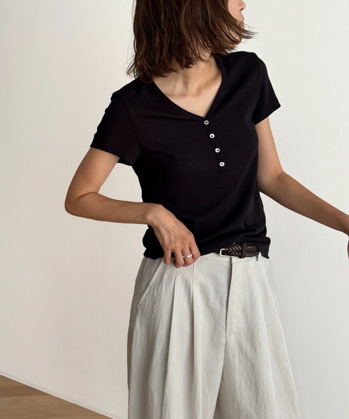 CANAL JEAN（キャナルジーン）の「El mar　レーヨン混ヘンリーTシャツ（Tシャツ/カットソー・レディース・ホワイト/ネイビー/ブラック/チャコールグレー・ONE SIZE）」の2枚目の写真